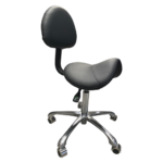 Το ταμπουρέτο Olanda είναι ένα εξαιρετικό προϊόν που συνδυάζει άνεση και ποιότητα. Κατασκευασμένο με υλικά υψηλής ποιότητας, είναι ιδανικό για επαγγελματική ή οικιακή χρήση. Το ταμπουρέτο διαθέτει ρυθμιζόμενο ύψος, τροχούς με επένδυση καουτσούκ για προστασία από γρατσουνιές στα laminate δάπεδα και βάση αλουμινίου για μέγιστη σταθερότητα. Το τεχνητό δέρμα PU είναι ανθεκτικό στην υπεριώδη ακτινοβολία και σε χημικές ουσίες, προσφέροντας απαλή αίσθηση και άνεση κατά τη διάρκεια της χρήσης.