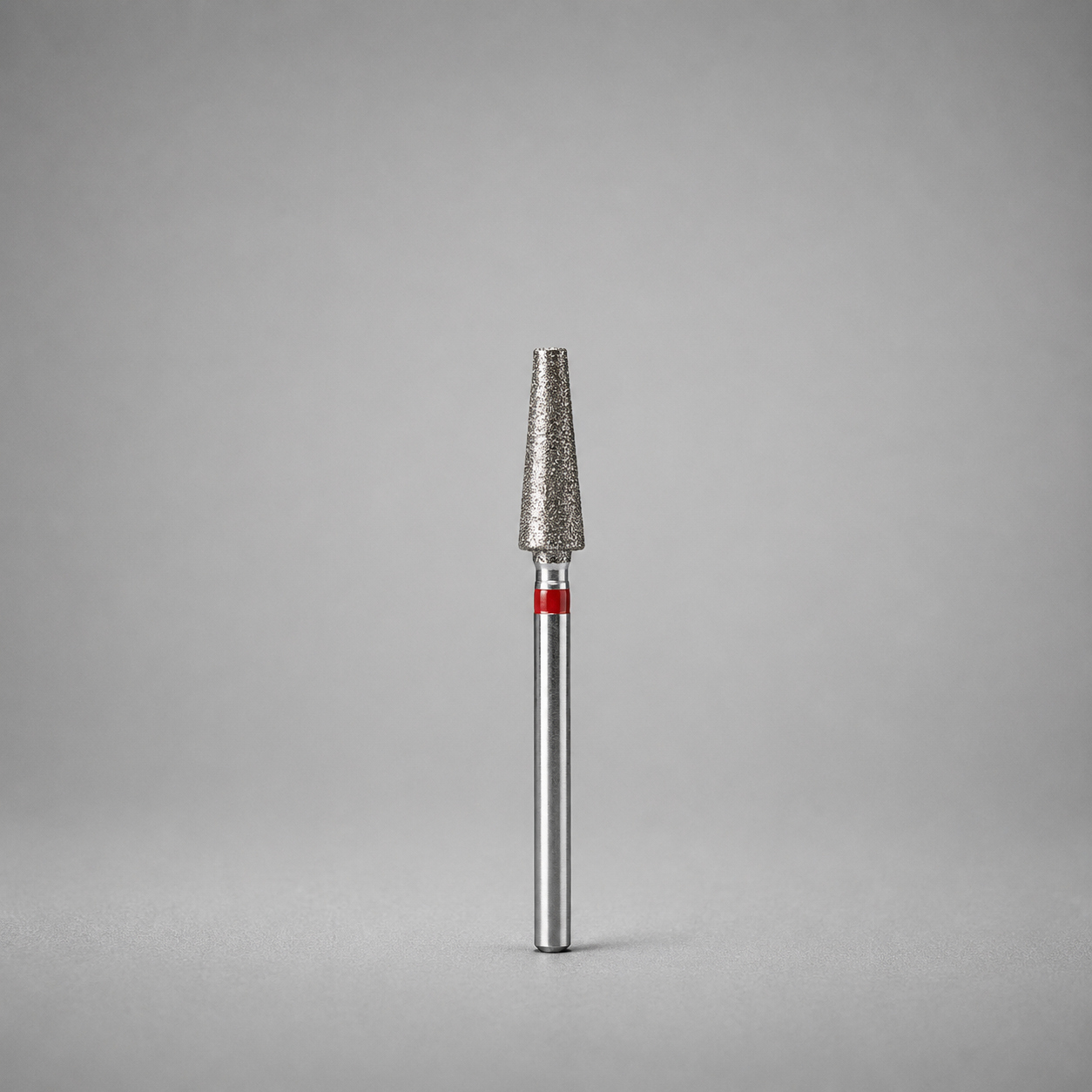 Διαμαντένια Φρέζα Ποδολογίας Κωνική 4x13 mm με κόκκινο λεπτό κόκκο για επαγγελματικό τροχό ποδολογίας και μανικιούρ.